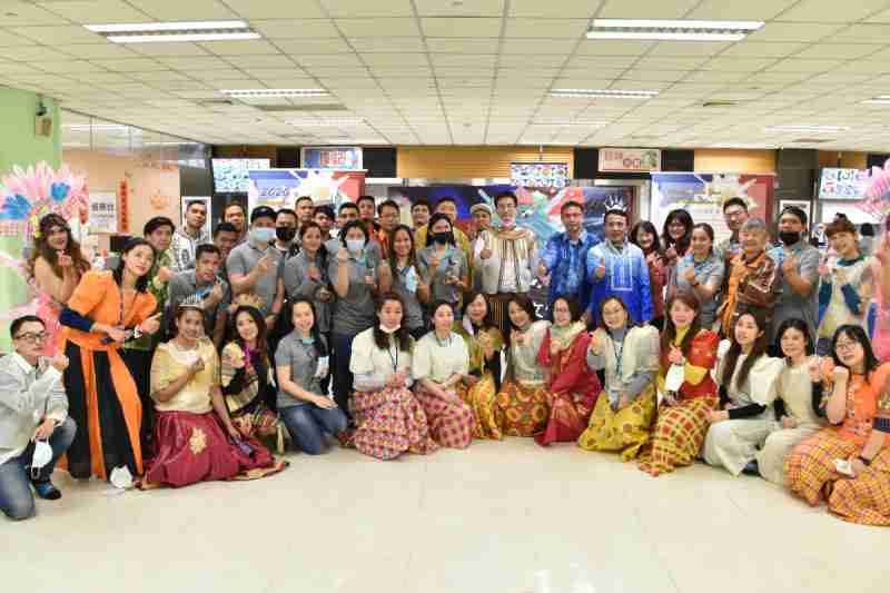 友達推動「安心、、、創新、、、用心、、同心、、盡心」五星職旅，，，，為菲籍員工打造全方位照護，，，，首度贏得「人權實踐與發展領袖獎」殊榮