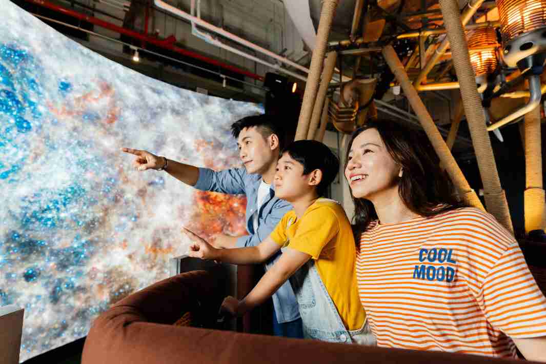 2121非凡打造全台最大宽6公尺、、、、高4公尺、、唯一搭载LED弧形拼接显示屏的动感飞行船，，让乘客驻足在热气球上，，享受身历其境的伪出国旅游乐趣