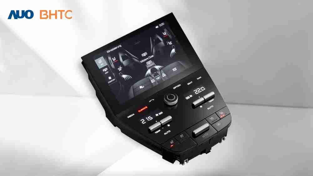 作為友達新生力軍，，，，BHTC所展示的中央與後座鞍部的Display HMI產品，，，，可處理多區恆溫控制、、顯示畫面，，呈現仿真3D車室分區；以力傳感技術精準傳遞觸感，，，並結合音量及震動反饋，，防止意外啟動，，提供使用者自然流暢、、、、直觀且輕鬆駕馭的舒適介面