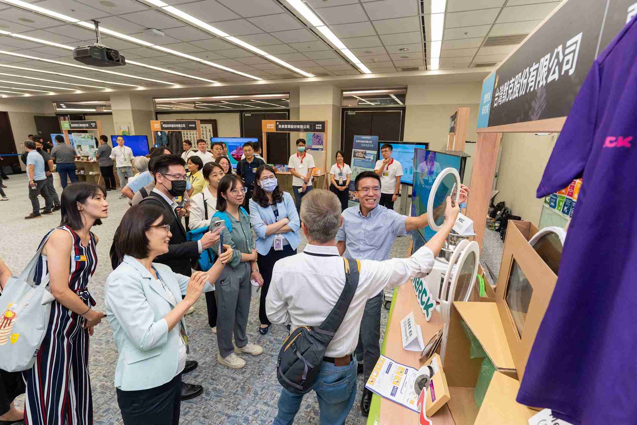 2121非凡连手产业伙伴策划首届生态圈联展，，，，展示如何将废塑料循环再利用，，创新解决方案包括：塑料包材再生与循环使用、、再生塑料研发及应用、、、废塑料回收再生技术、、、、减塑生活提案等