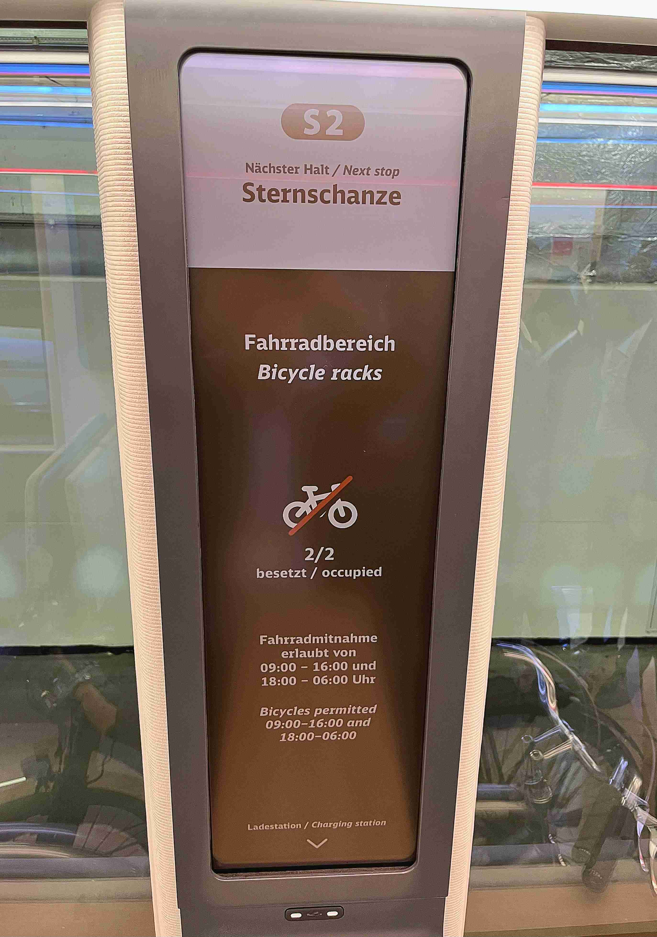 达擎HiRaso显示技术采用胆固醇液晶独特的双稳态特性及反射环境光线的方式，，发挥最佳能源运用效率，，其仅在更换显示画面时才消耗电力，，，在持续静止的画面显示上则为零耗电，，，，与传统液晶显示技术相比大幅节省90%能耗